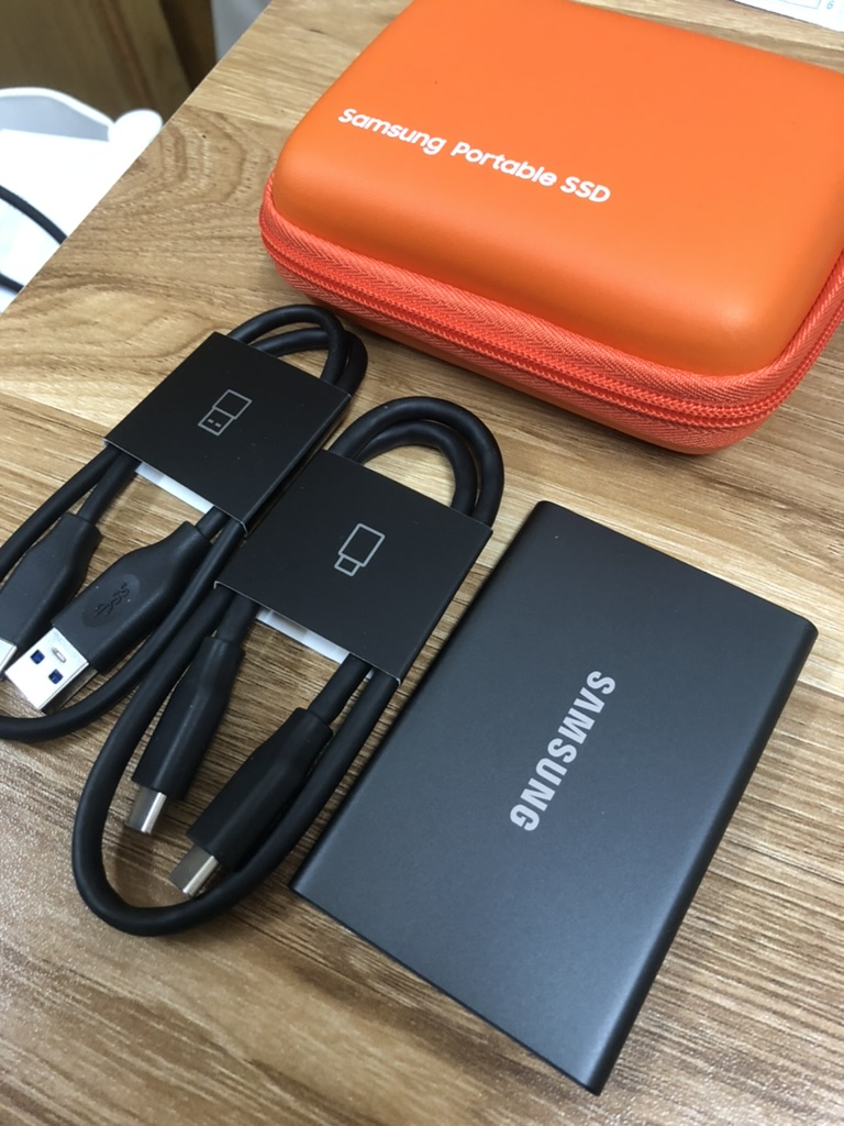 還買了硬碟……(Samsung T7)