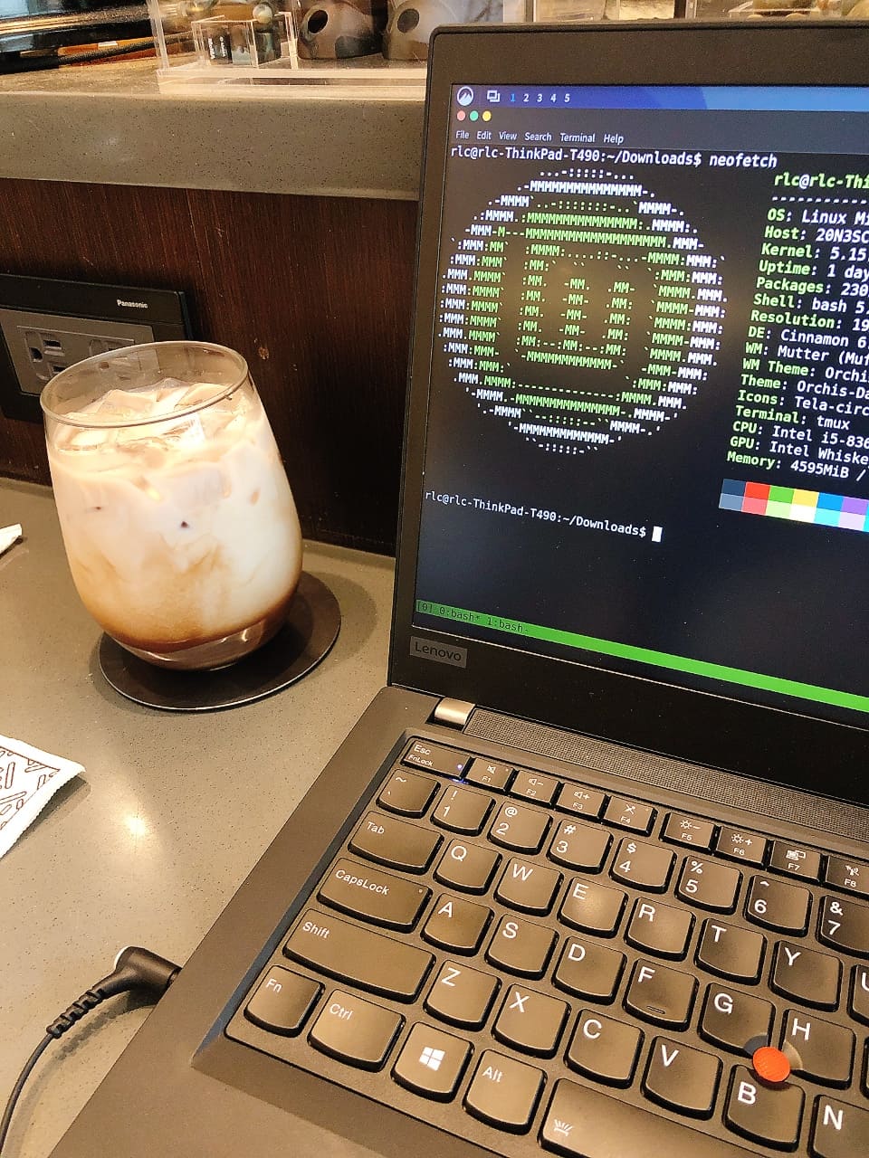 在咖啡廳開終端機感覺好潮