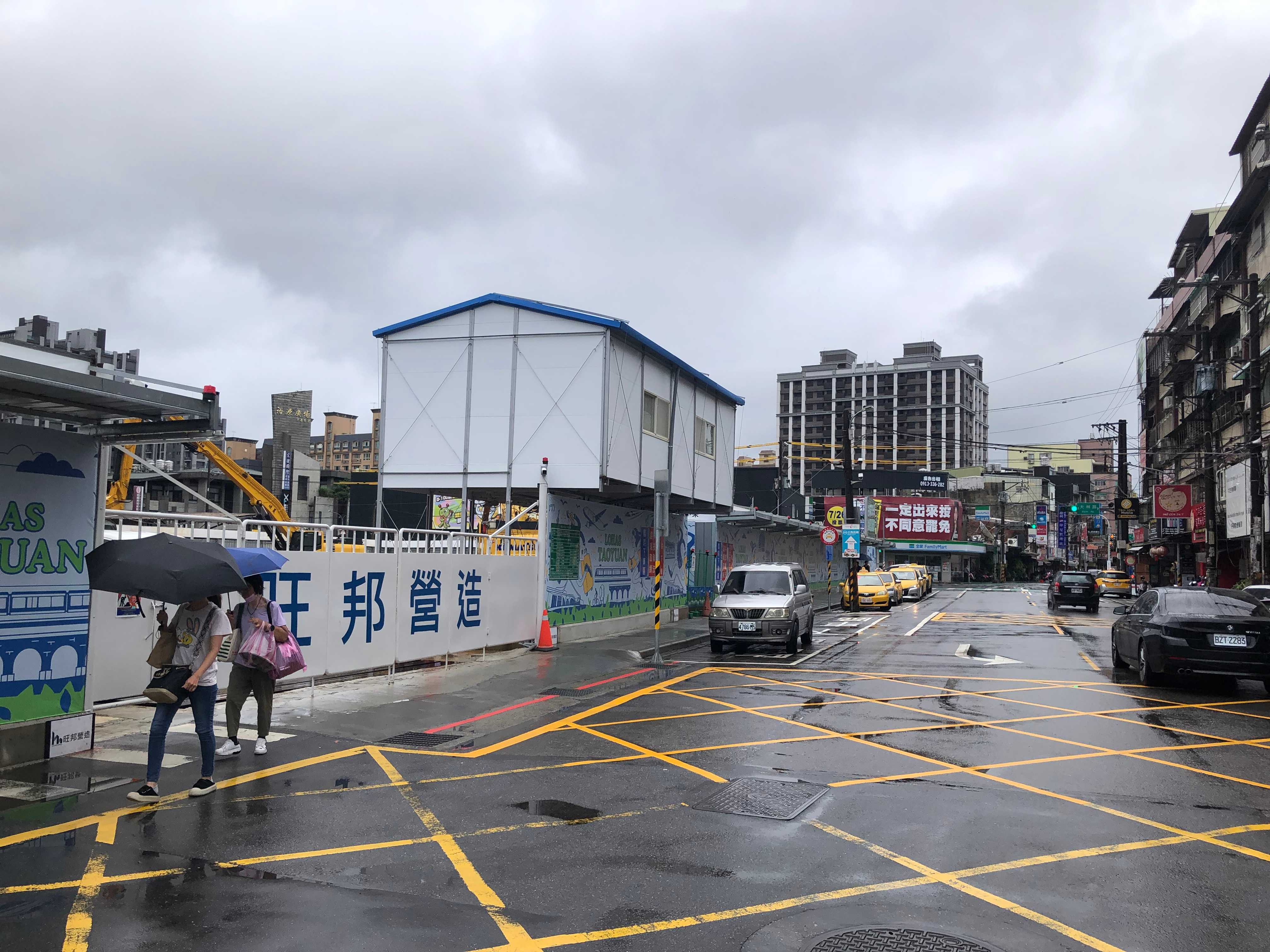 以前都會在這邊叫計程車,還有在全家集合,但現在在施工